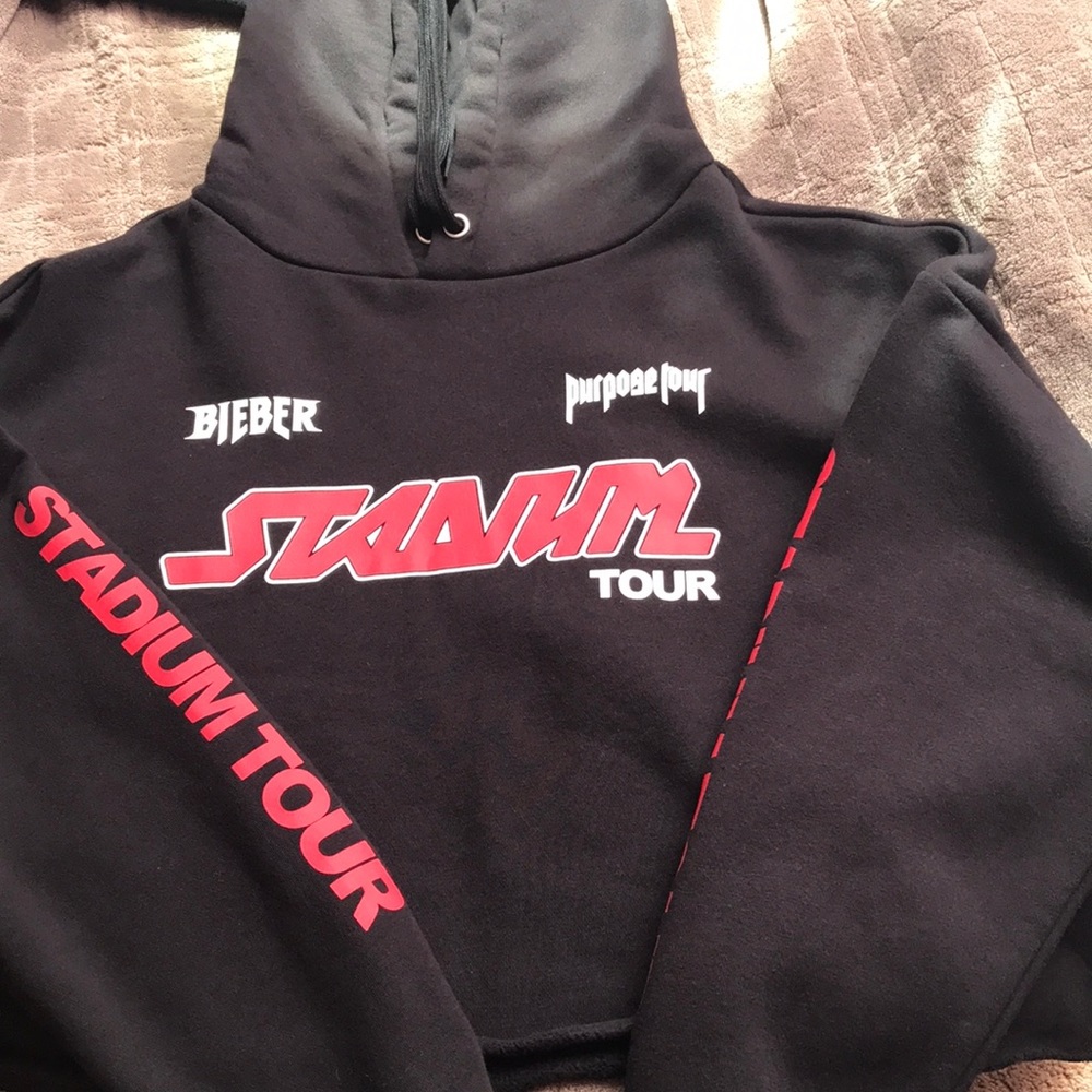 Justin Bieber X H&M cropped hoodie. ❤️🖤✨